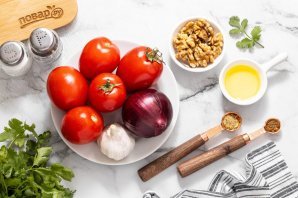 Салат с помидорами и кинзой