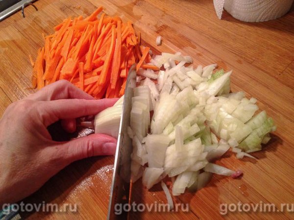 Курица с рисом и арахисом на сковородке в азиатском стиле