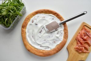 Белая пицца с лососем