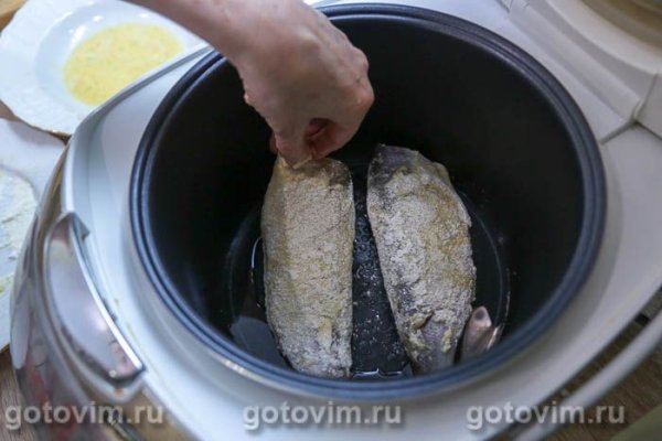 Пелядь, жаренная в панировке с манкой в мультиварке