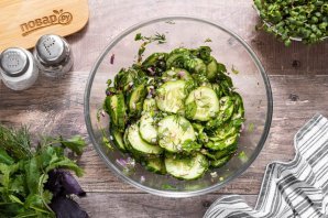 Салат из огурцов и зелени