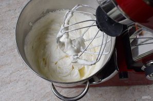 Сметанный торт с консервированными персиками