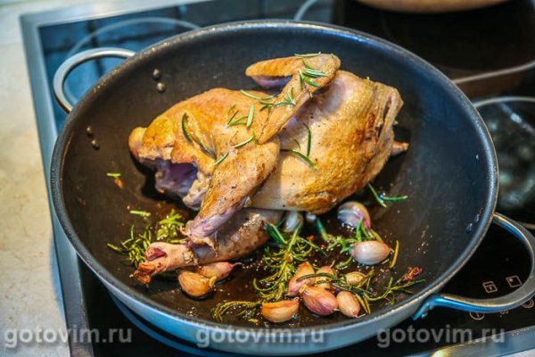 Цесарка в духовке с чесноком и белым вином