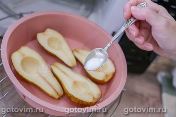 Груши с сыром бри и мёдом, запечённые в микроволновке