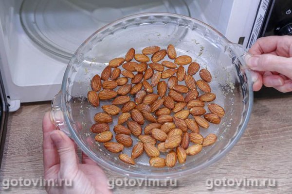 Солёный миндаль с розмарином в микроволновке