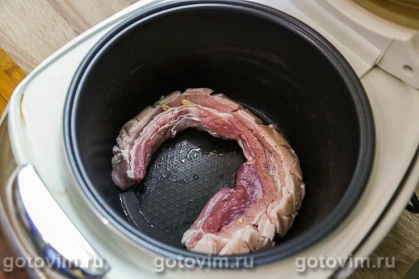 Свиная грудинка, зажаренная целым куском в мультиварке