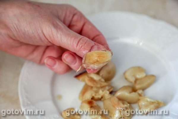 Цесарка в духовке с чесноком и белым вином