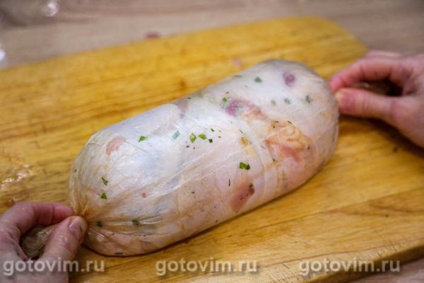 Рулет из курицы с перцем чили и чесноком в мультиварке Рулет из курицы с перцем чили и чесноком в мультиварке