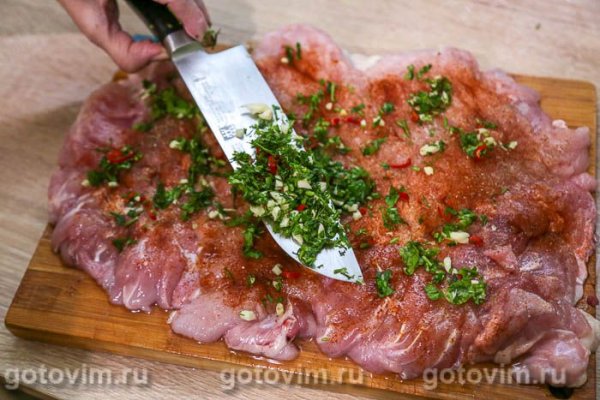 Рулет из курицы с перцем чили и чесноком в мультиварке Рулет из курицы с перцем чили и чесноком в мультиварке