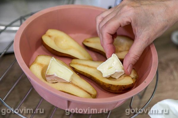 Груши с сыром бри и мёдом, запечённые в микроволновке