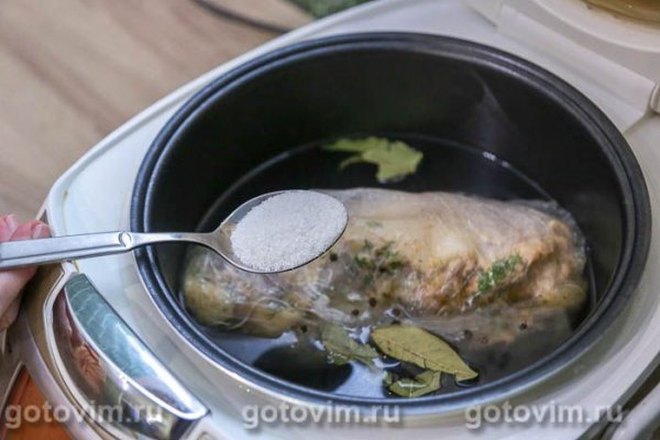 Рулет из курицы с перцем чили и чесноком в мультиварке Рулет из курицы с перцем чили и чесноком в мультиварке