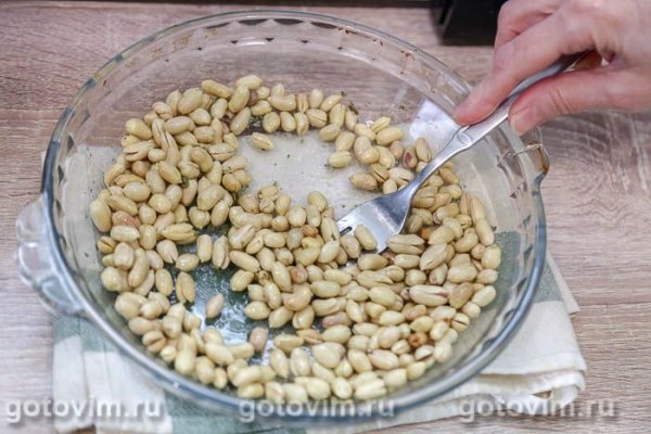 Жареный солёный арахис с базиликом в микроволновке Жареный солёный арахис с базиликом в микроволновке