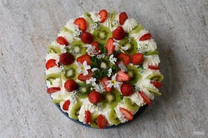Торт с киви и клубникой
