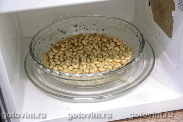 Жареный солёный арахис с базиликом в микроволновке Жареный солёный арахис с базиликом в микроволновке