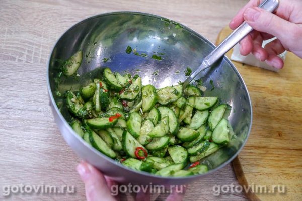 Салат из огурцов с каймаком, чесноком, перцем чили и зеленью