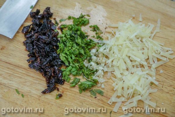 Мясные рулетики с вялеными томатами и сыром в мультиварке Мясные рулетики с вялеными томатами и сыром в мультиварке