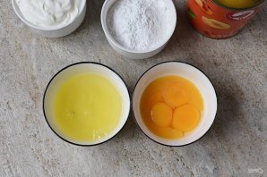 Сметанный торт с консервированными персиками