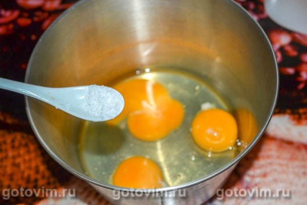 Пирог на кефире с клубникой