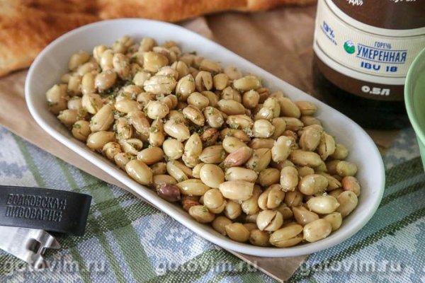 Жареный солёный арахис с базиликом в микроволновке Жареный солёный арахис с базиликом в микроволновке