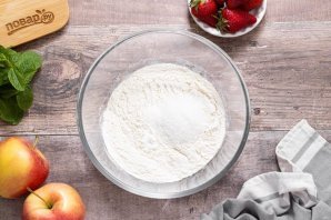 Пирог с яблоками и клубникой