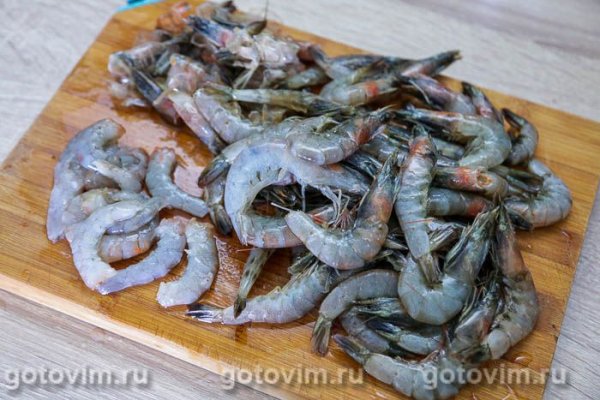 Паэлья с креветками, копченостями и зеленым горошком в мультиварке