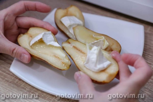 Груши с сыром бри и мёдом, запечённые в микроволновке