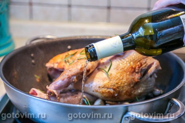 Цесарка в духовке с чесноком и белым вином