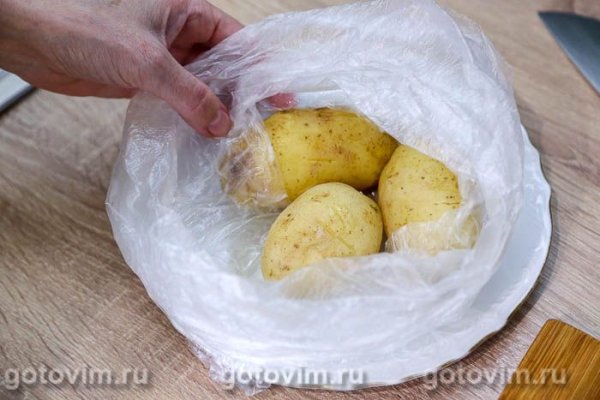 Картофель, обжаренный в мультиварке с беконом и розмарином