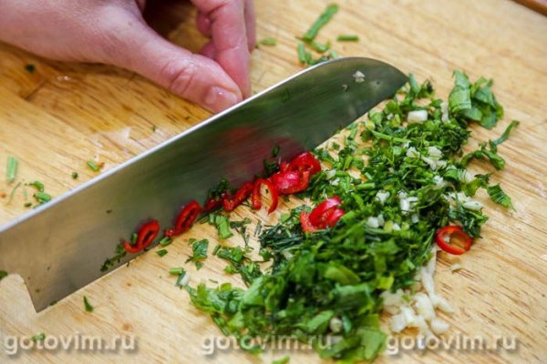 Рулет из курицы с перцем чили и чесноком в мультиварке Рулет из курицы с перцем чили и чесноком в мультиварке