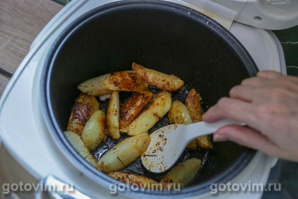 Картофель, обжаренный в мультиварке с беконом и розмарином