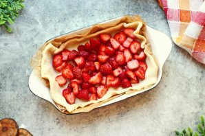 Слоеный пирог с клубникой Слоеный пирог с клубникой