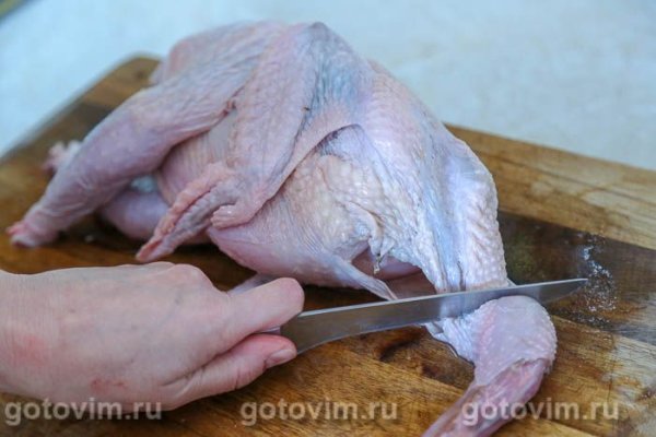 Цесарка в духовке с чесноком и белым вином