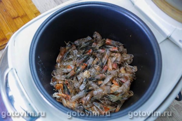 Паэлья с креветками, копченостями и зеленым горошком в мультиварке