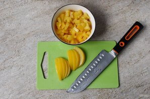 Сметанный торт с консервированными персиками