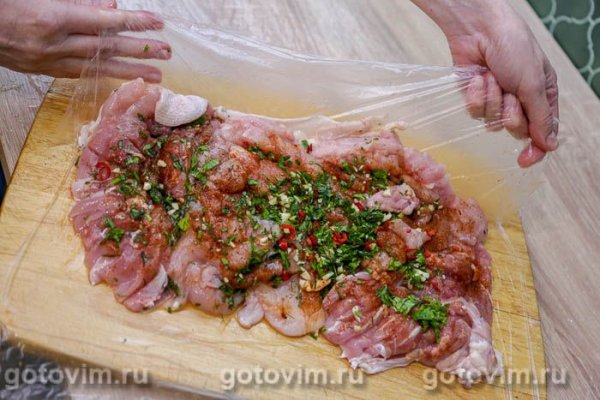 Рулет из курицы с перцем чили и чесноком в мультиварке Рулет из курицы с перцем чили и чесноком в мультиварке