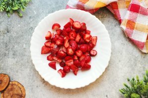 Слоеный пирог с клубникой Слоеный пирог с клубникой
