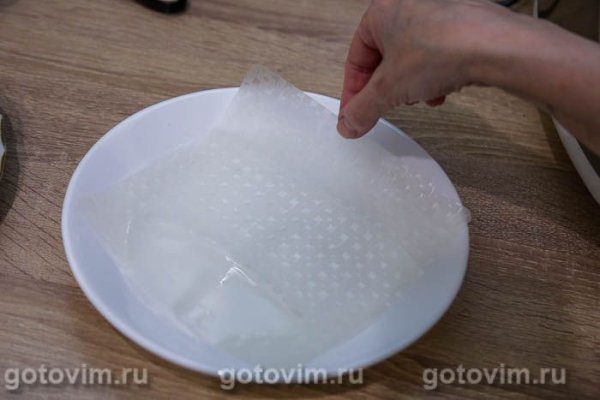 Чипсы из нори и рисовой бумаги в микроволновке