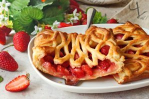 Слоеный пирог с клубникой Слоеный пирог с клубникой