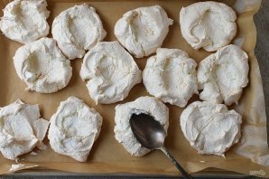 Безе с клубникой