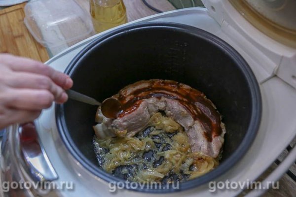 Свиная грудинка, зажаренная целым куском в мультиварке