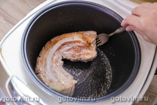 Свиная грудинка в соевом соусе, зажаренная целым куском в мультиварке Свиная грудинка в соевом соусе, зажаренная целым куском в мультиварке