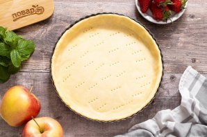 Пирог с яблоками и клубникой