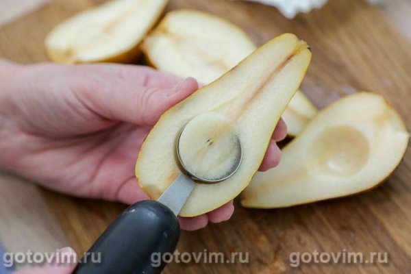 Груши с сыром бри и мёдом, запечённые в микроволновке