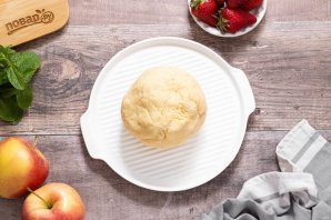 Пирог с яблоками и клубникой