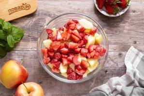 Пирог с яблоками и клубникой