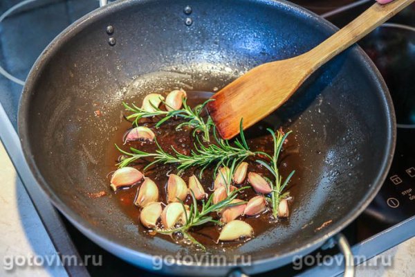 Цесарка в духовке с чесноком и белым вином