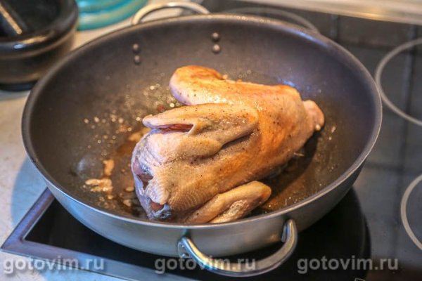 Цесарка в духовке с чесноком и белым вином