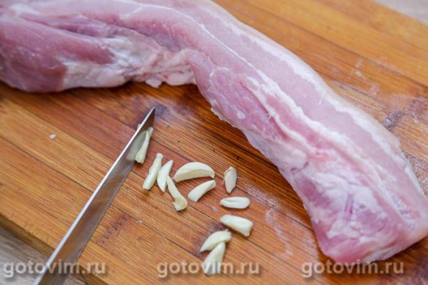 Свиная грудинка, зажаренная целым куском в мультиварке