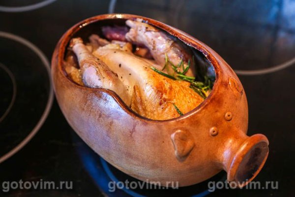 Цесарка в духовке с чесноком и белым вином
