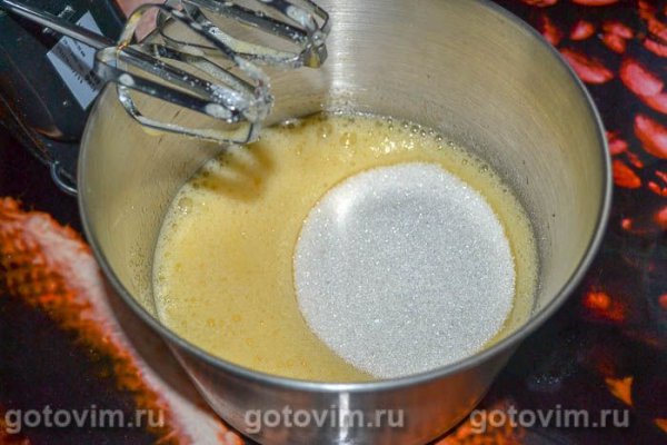 Пирог на кефире с клубникой